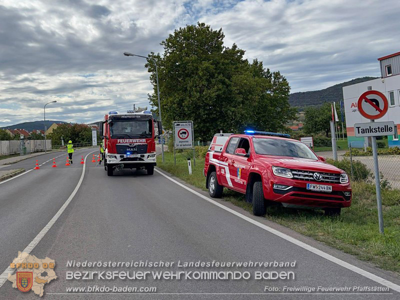 20260829_Frische Weintrauben samt Anh�nger landen im Stra�engraben Kreisverkehr B212 / L156 - Foto: FF Pfaffst�tten