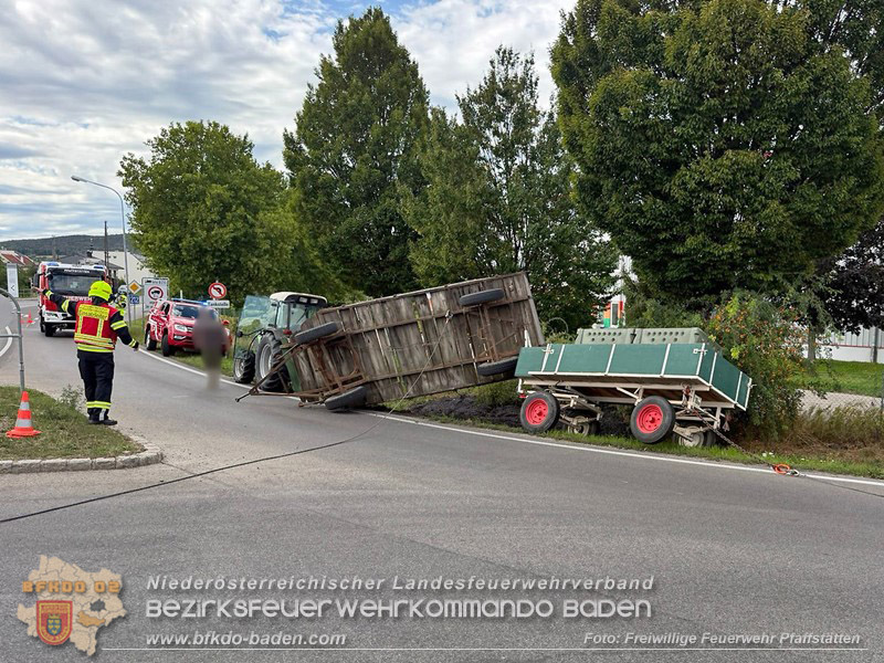 20260829_Frische Weintrauben samt Anh�nger landen im Stra�engraben Kreisverkehr B212 / L156 - Foto: FF Pfaffst�tten