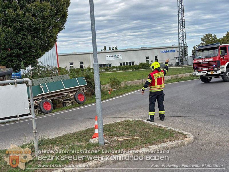 20260829_Frische Weintrauben samt Anh�nger landen im Stra�engraben Kreisverkehr B212 / L156 - Foto: FF Pfaffst�tten