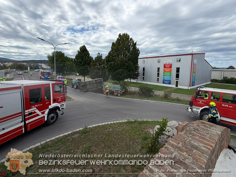 20260829_Frische Weintrauben samt Anh�nger landen im Stra�engraben Kreisverkehr B212 / L156 - Foto: FF Pfaffst�tten