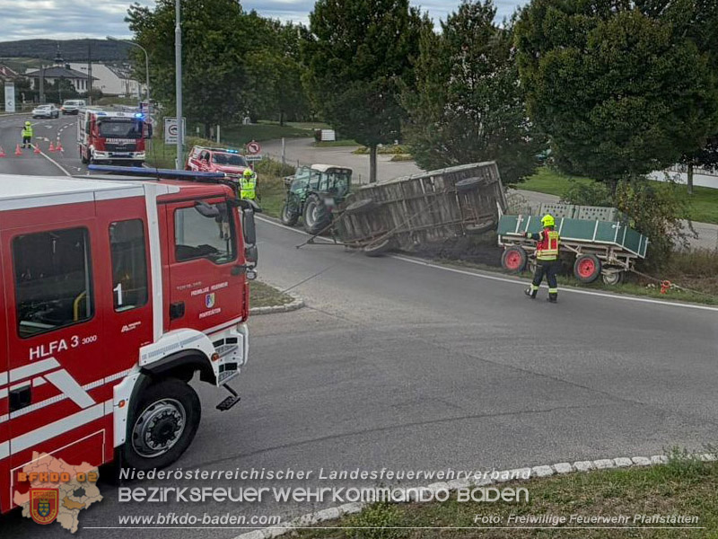 20260829_Frische Weintrauben samt Anh�nger landen im Stra�engraben Kreisverkehr B212 / L156 - Foto: FF Pfaffst�tten