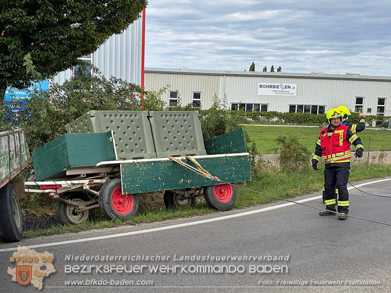 20260829_Frische Weintrauben samt Anh�nger landen im Stra�engraben Kreisverkehr B212 / L156 - Foto: FF Pfaffst�tten