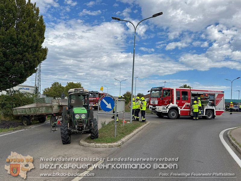 20260829_Frische Weintrauben samt Anh�nger landen im Stra�engraben Kreisverkehr B212 / L156 - Foto: FF Pfaffst�tten
