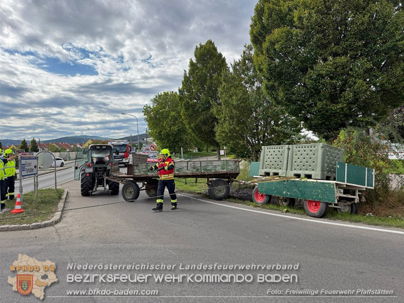 20260829_Frische Weintrauben samt Anh�nger landen im Stra�engraben Kreisverkehr B212 / L156 - Foto: FF Pfaffst�tten