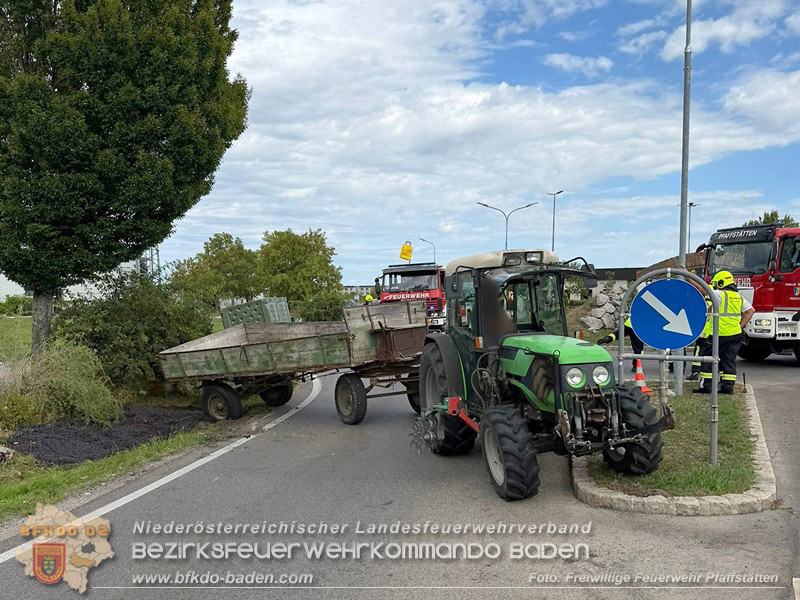 20260829_Frische Weintrauben samt Anh�nger landen im Stra�engraben Kreisverkehr B212 / L156 - Foto: FF Pfaffst�tten