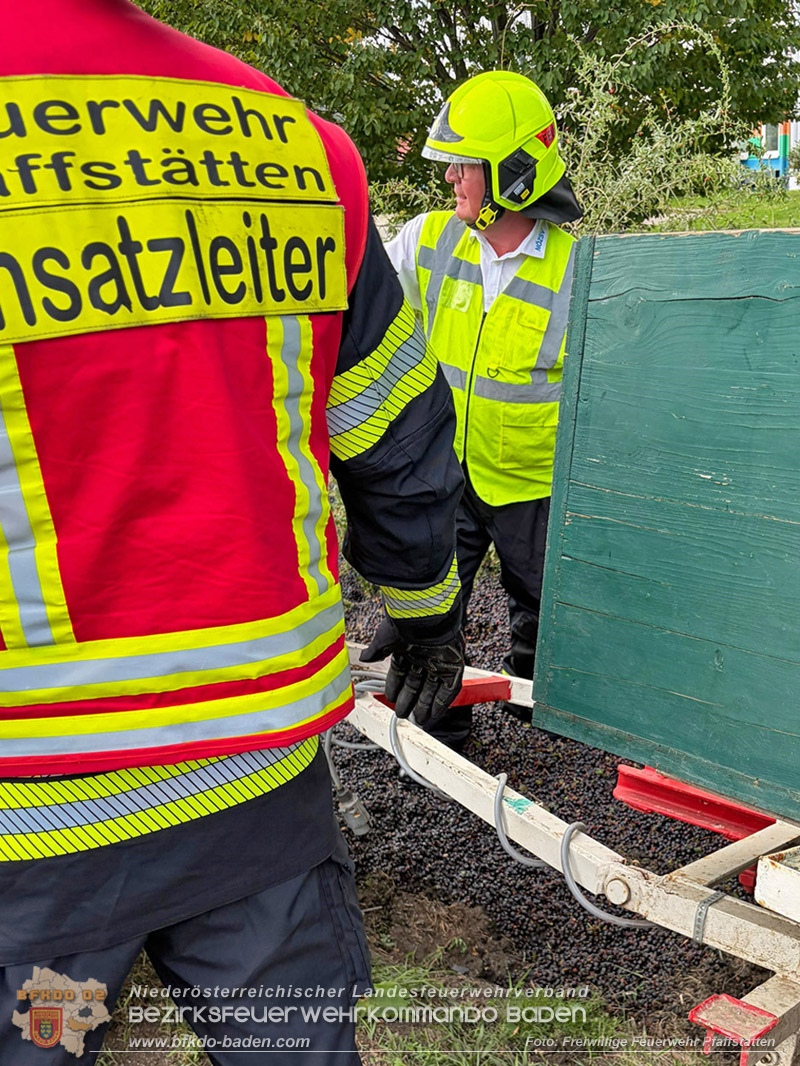 20260829_Frische Weintrauben samt Anh�nger landen im Stra�engraben Kreisverkehr B212 / L156 - Foto: FF Pfaffst�tten