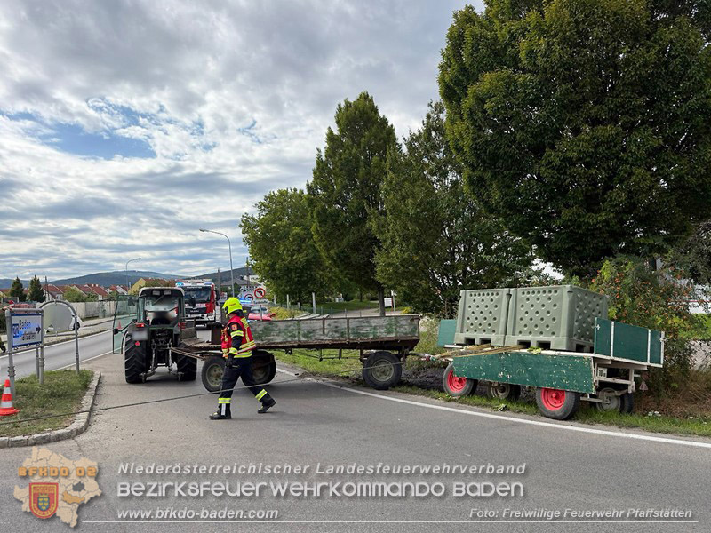 20260829_Frische Weintrauben samt Anh�nger landen im Stra�engraben Kreisverkehr B212 / L156 - Foto: FF Pfaffst�tten