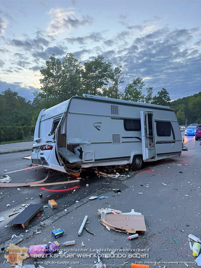20260829_Schwerer Verkehrsunfall auf der B18 bei Hirtenberg - Foto: Linsbichler FF Hirtenberg