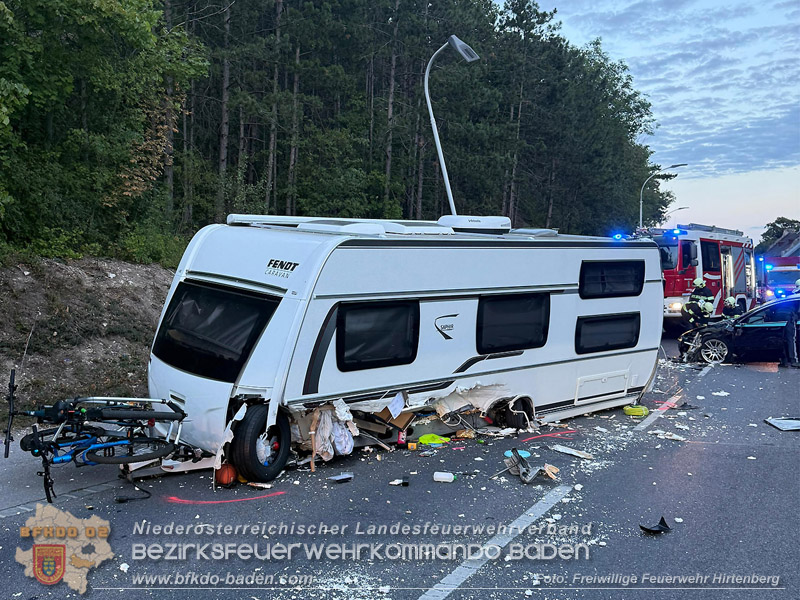 20260829_Schwerer Verkehrsunfall auf der B18 bei Hirtenberg - Foto: Linsbichler FF Hirtenberg