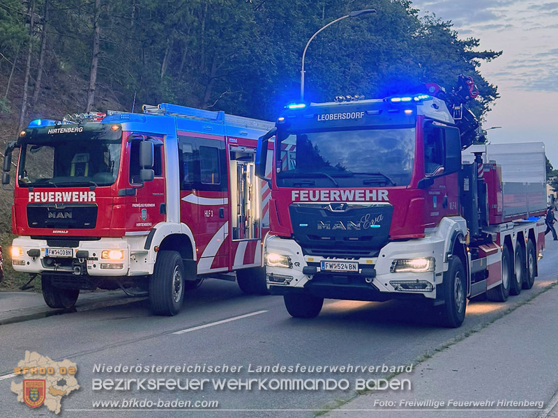 20260829_Schwerer Verkehrsunfall auf der B18 bei Hirtenberg - Foto: Linsbichler FF Hirtenberg
