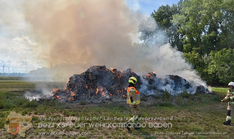 20260902_Silohaufen in Vollbrand bei Ebreichsdorf - Foto: Thomas Lenger Monatsrevue.at