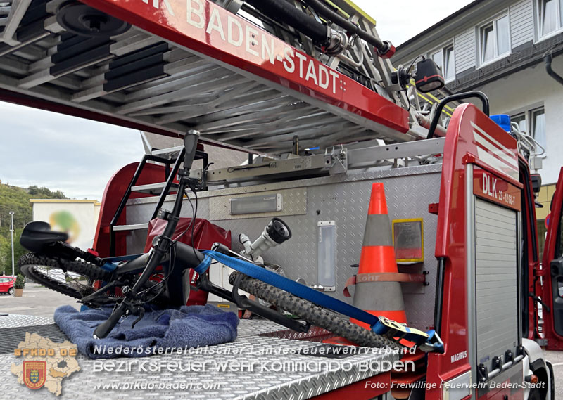 20260907_Person mit Fahrrad in Richtung Schwechat gest�rzt - Foto: FF Baden-Stadt