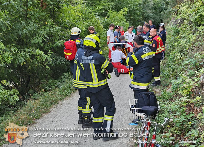 20260907_Person mit Fahrrad in Richtung Schwechat gest�rzt - Foto: FF Siegenfeld