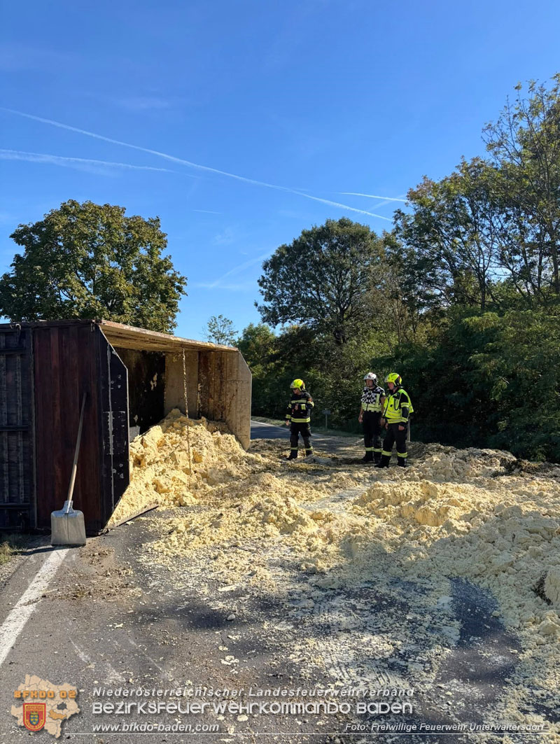 20260920_Bergung eines Traktoranh�ngers nach Verkehrsunfall auf der B60 - Foto: FF Unterwaltersdorf