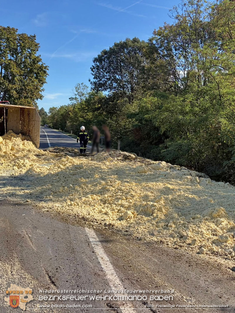 20260920_Bergung eines Traktoranh�ngers nach Verkehrsunfall auf der B60 - Foto: FF Unterwaltersdorf