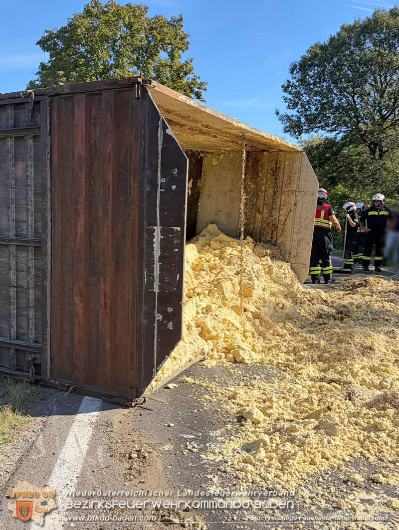 20260920_Bergung eines Traktoranh�ngers nach Verkehrsunfall auf der B60 - Foto: FF Unterwaltersdorf