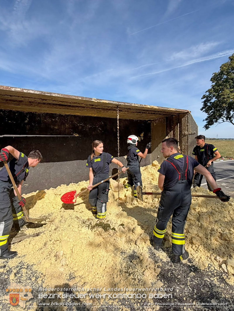 20260920_Bergung eines Traktoranh�ngers nach Verkehrsunfall auf der B60 - Foto: FF Unterwaltersdorf