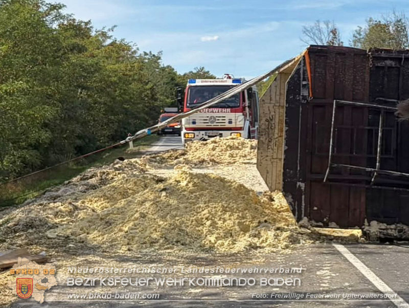 20260920_Bergung eines Traktoranh�ngers nach Verkehrsunfall auf der B60 - Foto: FF Unterwaltersdorf