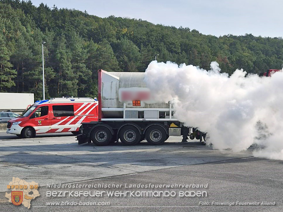 20261005_Austretender Stickstoff aus Tank-Container w�hrend dem Transport - Foto: FF Alland