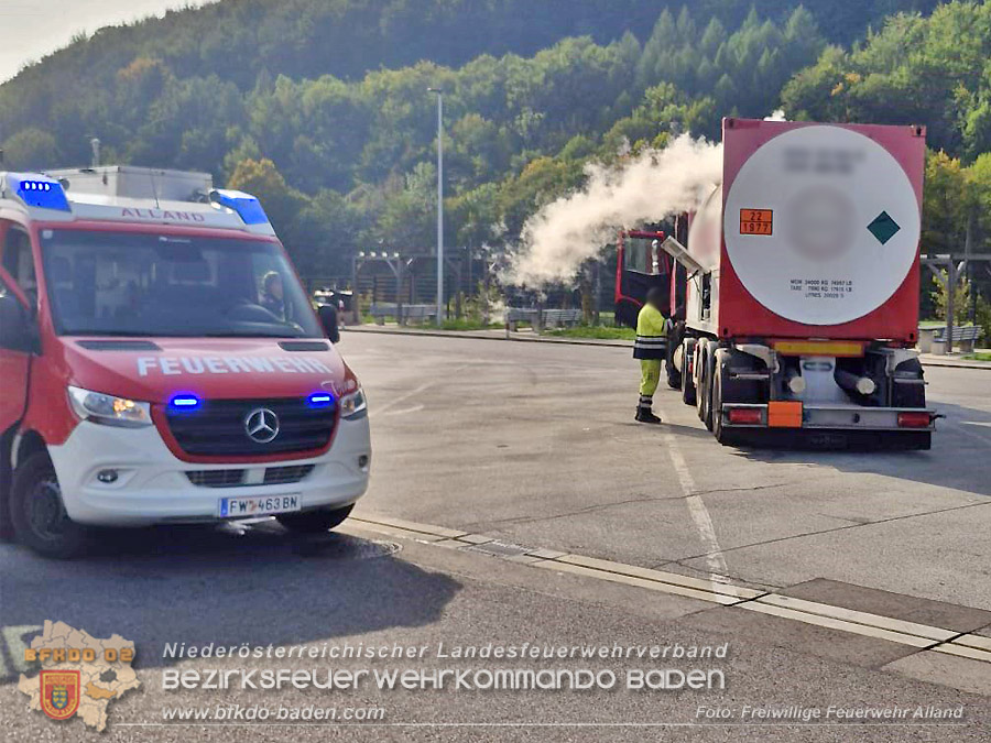 20261005_Austretender Stickstoff aus Tank-Container w�hrend dem Transport - Foto: FF Alland