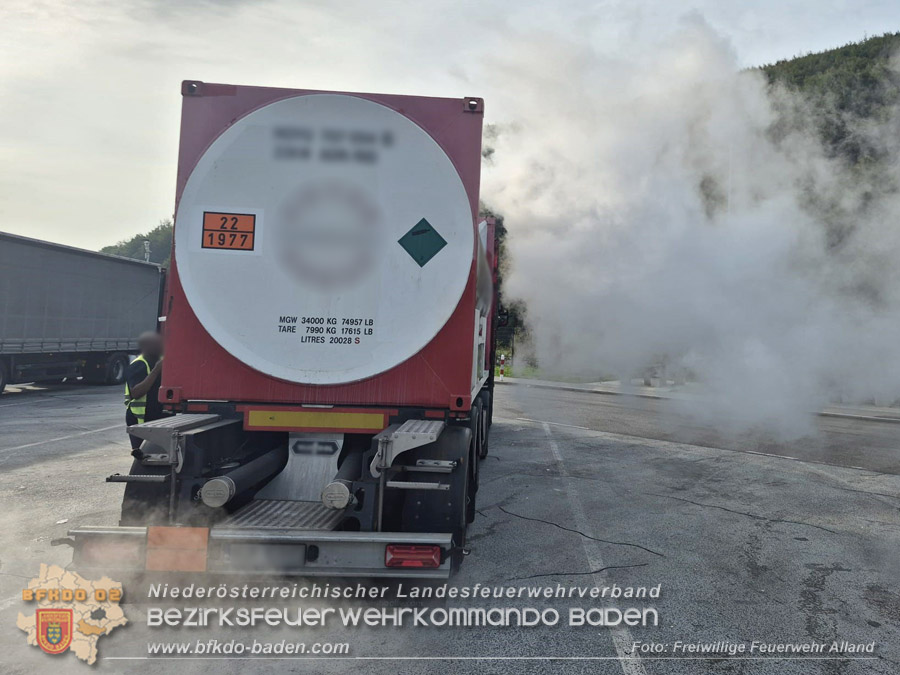 20261005_Austretender Stickstoff aus Tank-Container w�hrend dem Transport - Foto: FF Alland