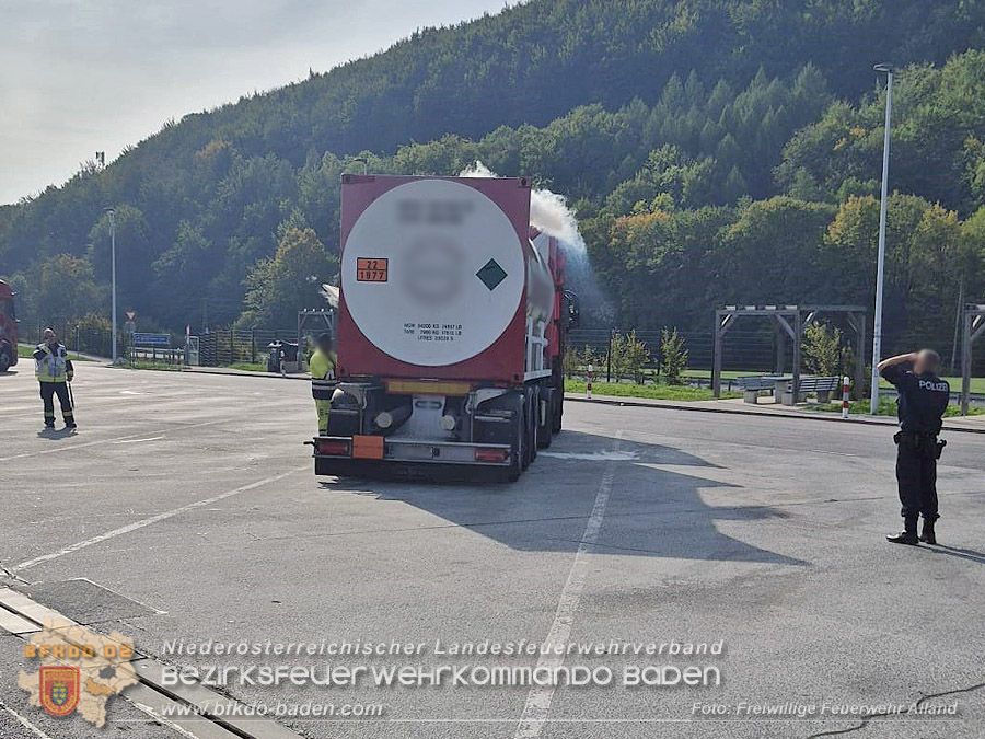 20261005_Austretender Stickstoff aus Tank-Container w�hrend dem Transport - Foto: FF Alland