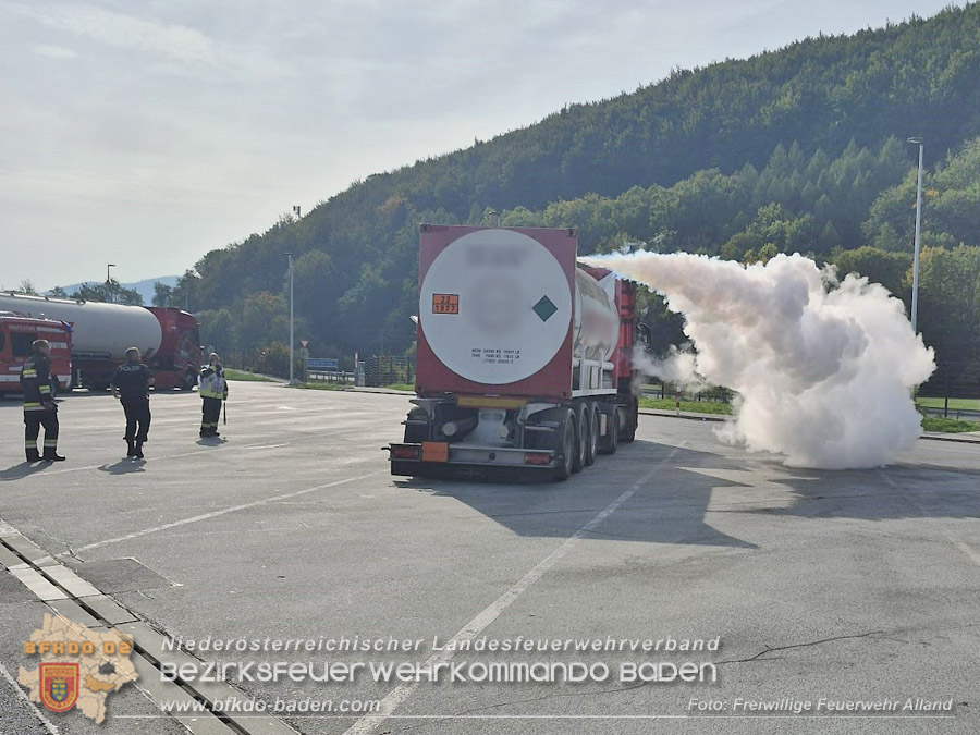 20261005_Austretender Stickstoff aus Tank-Container w�hrend dem Transport - Foto: FF Alland