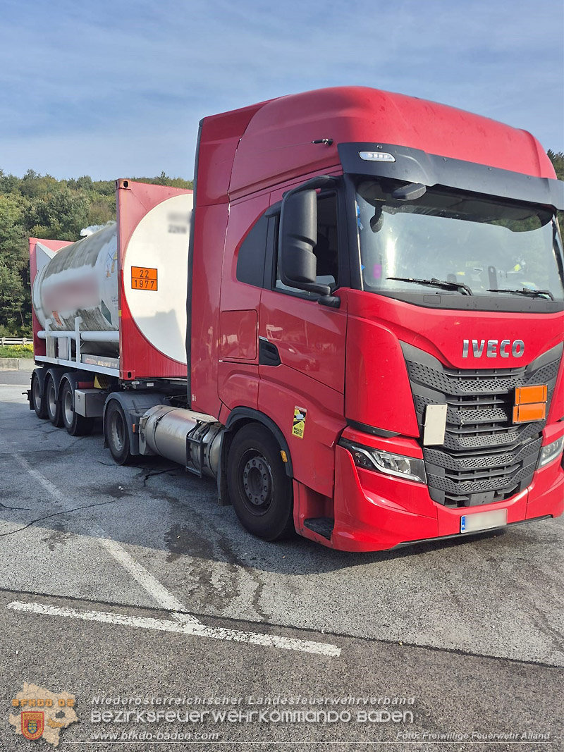 20261005_Austretender Stickstoff aus Tank-Container w�hrend dem Transport - Foto: FF Alland
