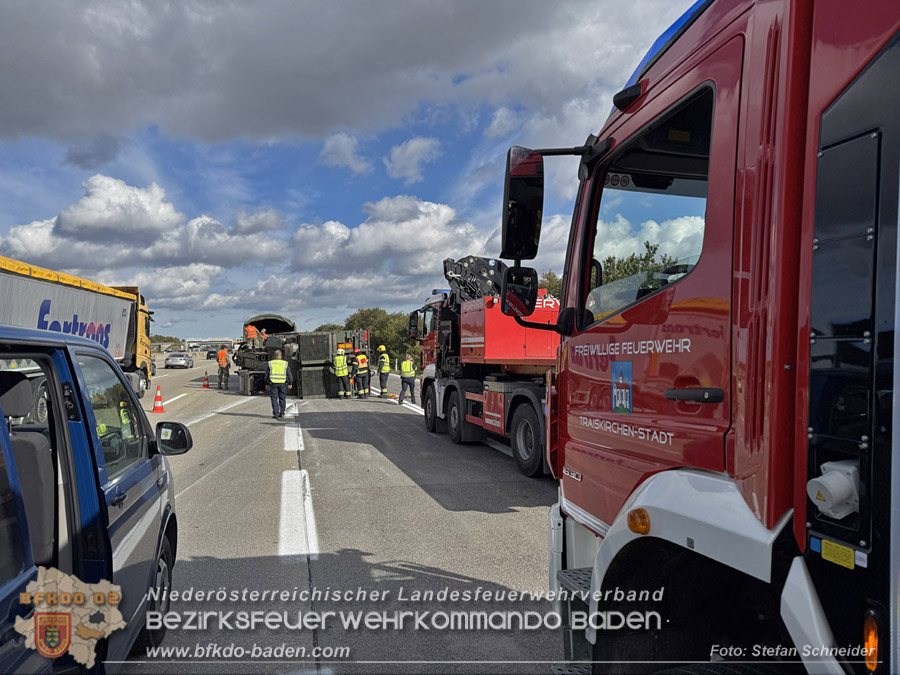 20261009_Bergung einer Arbeitsmaschine samt Anh�nger auf der A2 - Foto: Stefan Schneider BFKDO BADEN