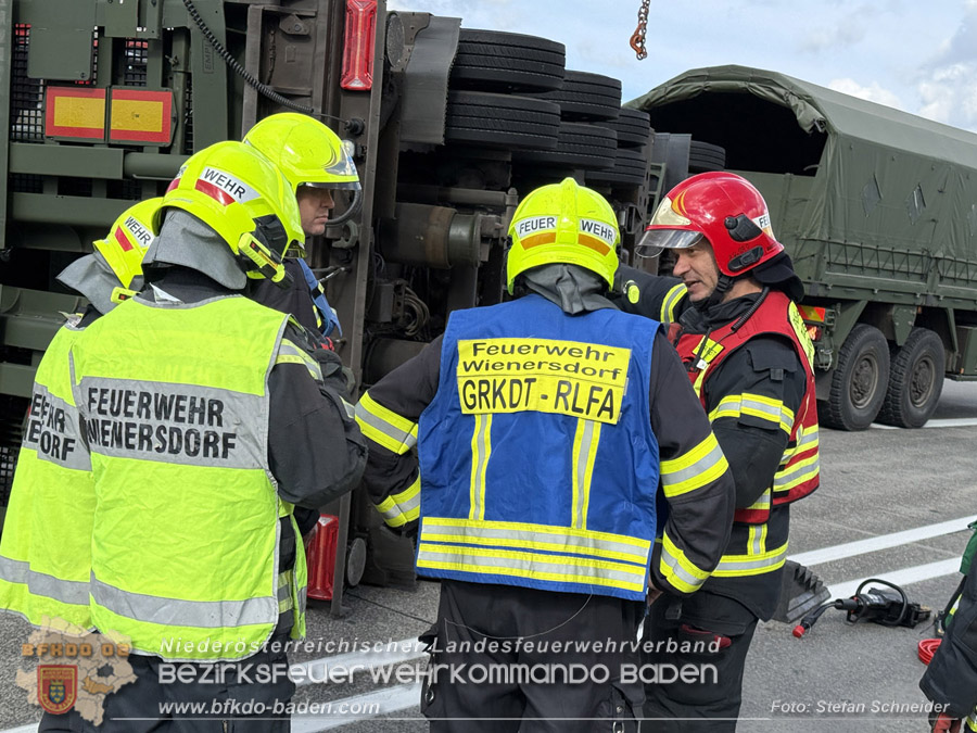 20261009_Bergung einer Arbeitsmaschine samt Anh�nger auf der A2 - Foto: Stefan Schneider BFKDO BADEN