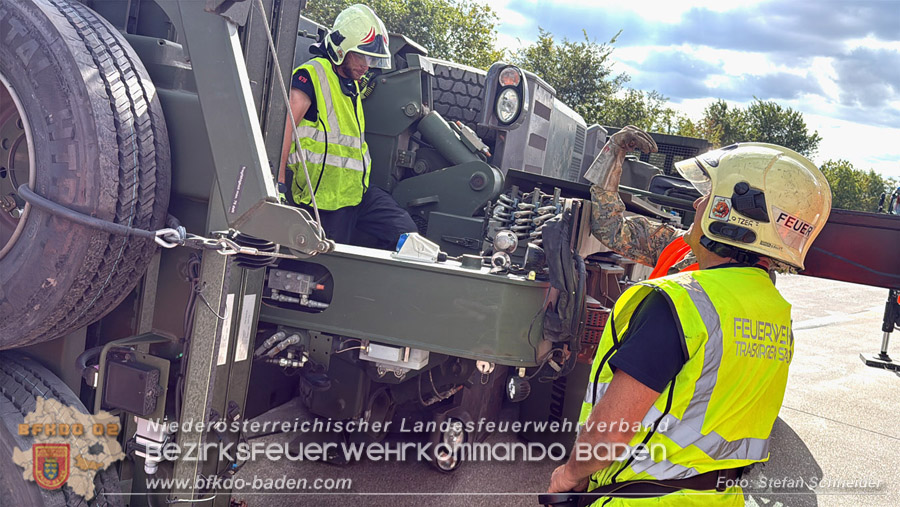 20261009_Bergung einer Arbeitsmaschine samt Anh�nger auf der A2 - Foto: Stefan Schneider BFKDO BADEN