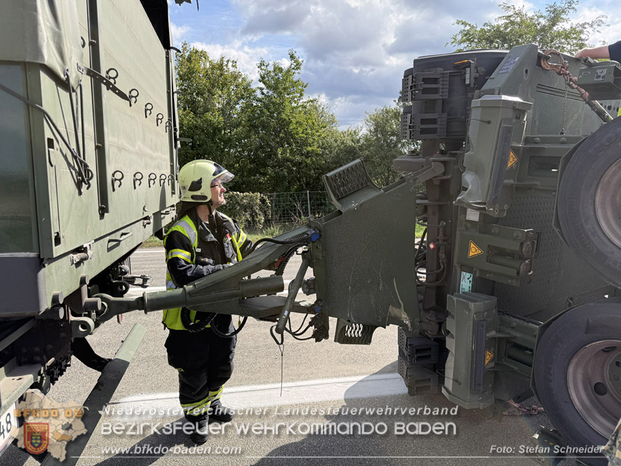 20261009_Bergung einer Arbeitsmaschine samt Anh�nger auf der A2 - Foto: Stefan Schneider BFKDO BADEN