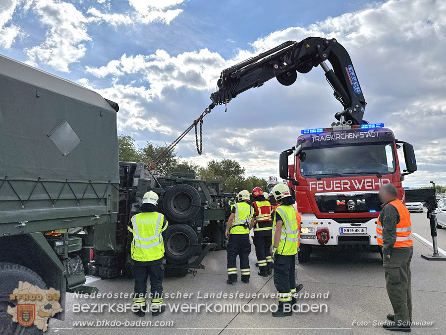 20261009_Bergung einer Arbeitsmaschine samt Anh�nger auf der A2 - Foto: Stefan Schneider BFKDO BADEN