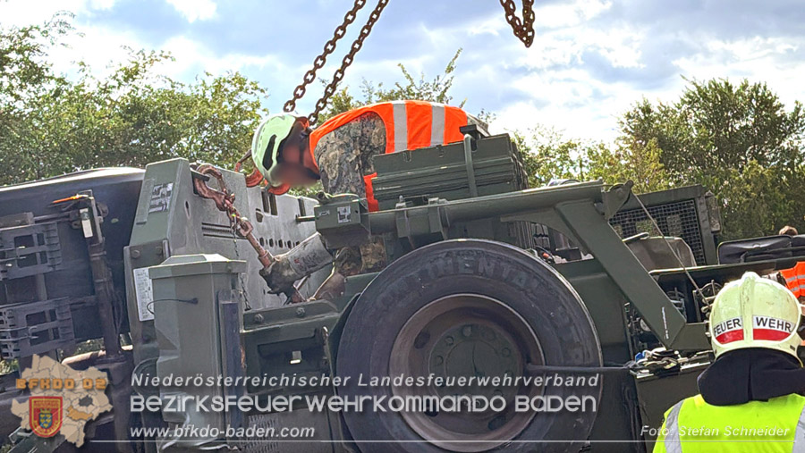 20261009_Bergung einer Arbeitsmaschine samt Anh�nger auf der A2 - Foto: Stefan Schneider BFKDO BADEN