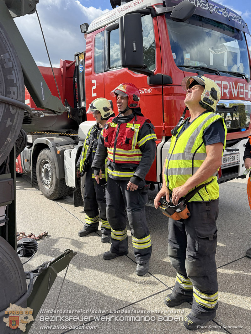 20261009_Bergung einer Arbeitsmaschine samt Anh�nger auf der A2 - Foto: Stefan Schneider BFKDO BADEN