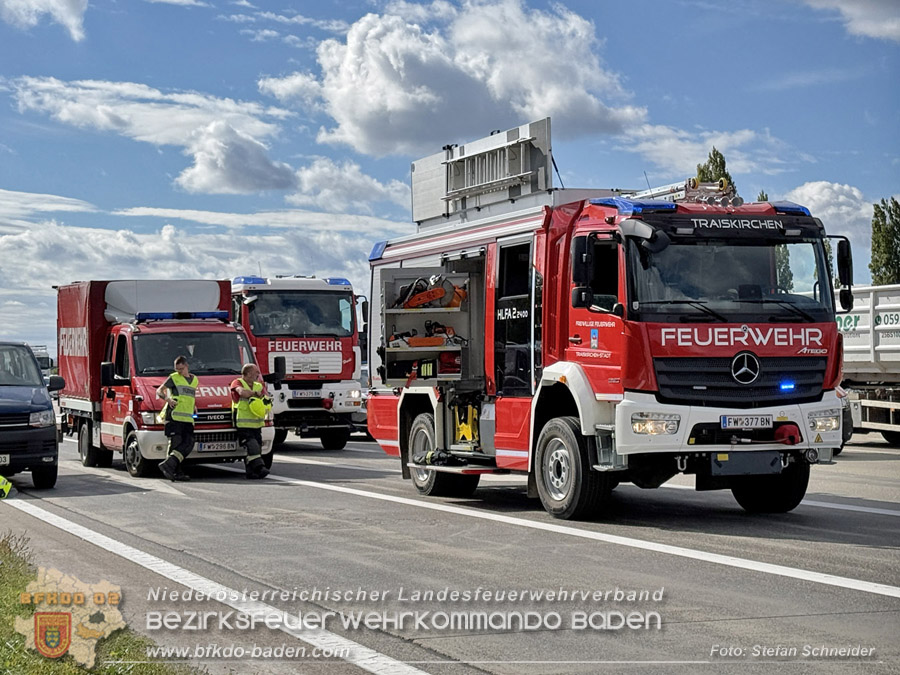 20261009_Bergung einer Arbeitsmaschine samt Anh�nger auf der A2 - Foto: Stefan Schneider BFKDO BADEN