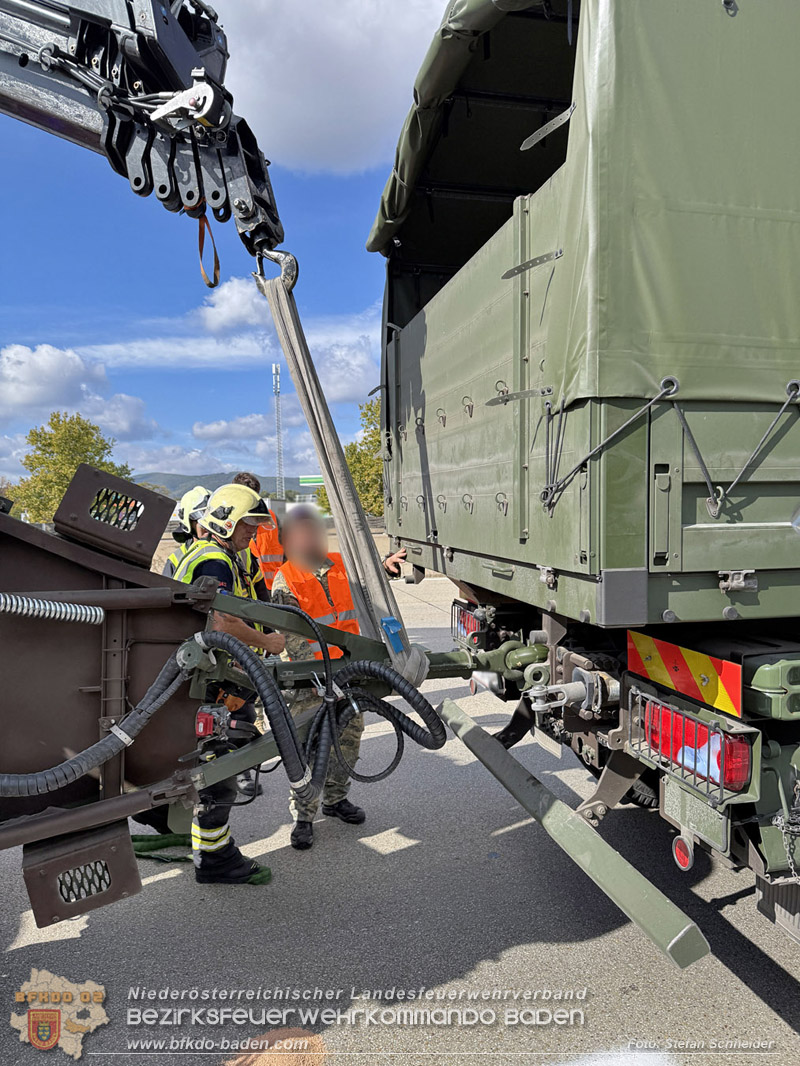 20261009_Bergung einer Arbeitsmaschine samt Anh�nger auf der A2 - Foto: Stefan Schneider BFKDO BADEN