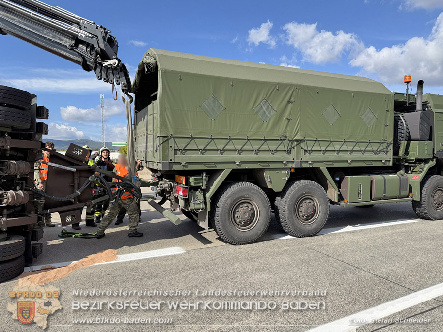 20261009_Bergung einer Arbeitsmaschine samt Anh�nger auf der A2 - Foto: Stefan Schneider BFKDO BADEN