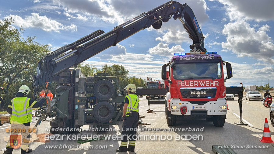 20261009_Bergung einer Arbeitsmaschine samt Anh�nger auf der A2 - Foto: Stefan Schneider BFKDO BADEN