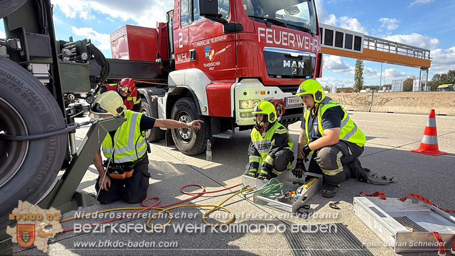 20261009_Bergung einer Arbeitsmaschine samt Anh�nger auf der A2 - Foto: Stefan Schneider BFKDO BADEN