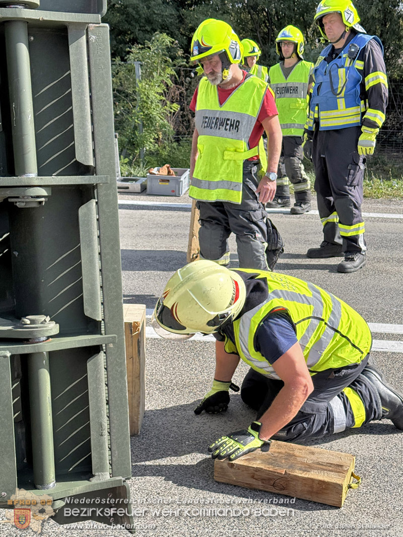20261009_Bergung einer Arbeitsmaschine samt Anh�nger auf der A2 - Foto: Stefan Schneider BFKDO BADEN