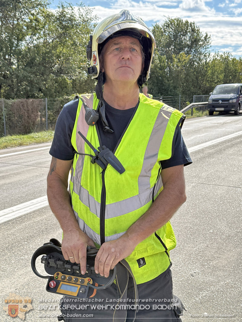 20261009_Bergung einer Arbeitsmaschine samt Anh�nger auf der A2 - Foto: Stefan Schneider BFKDO BADEN