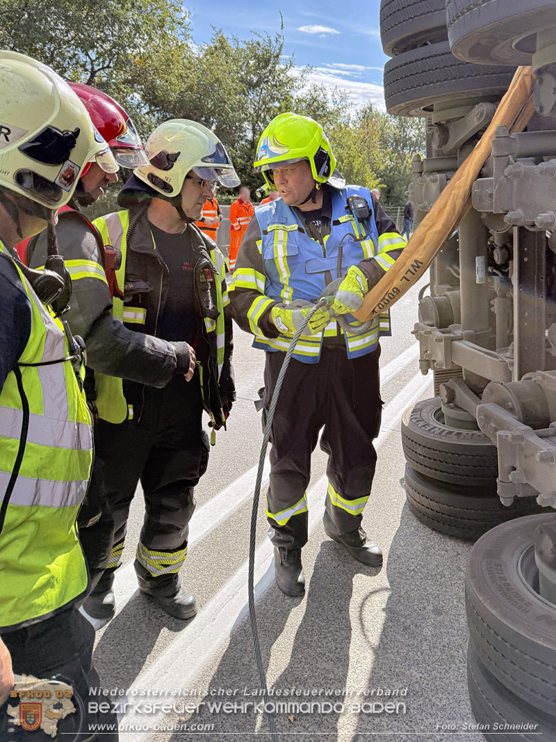 20261009_Bergung einer Arbeitsmaschine samt Anh�nger auf der A2 - Foto: Stefan Schneider BFKDO BADEN