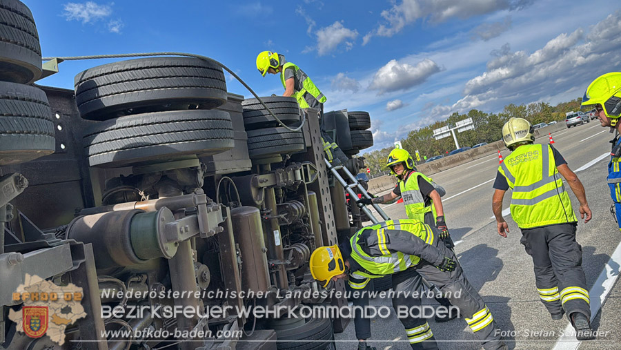 20261009_Bergung einer Arbeitsmaschine samt Anh�nger auf der A2 - Foto: Stefan Schneider BFKDO BADEN