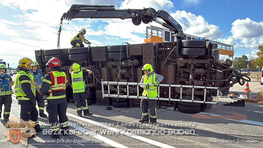 20261009_Bergung einer Arbeitsmaschine samt Anh�nger auf der A2 - Foto: Stefan Schneider BFKDO BADEN