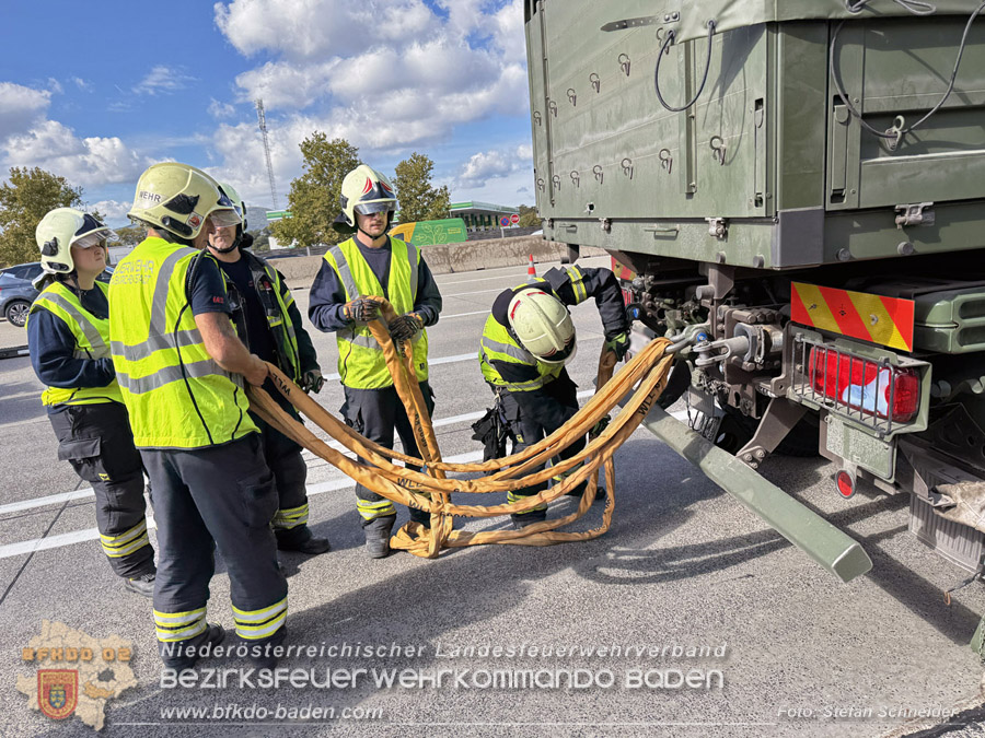 20261009_Bergung einer Arbeitsmaschine samt Anh�nger auf der A2 - Foto: Stefan Schneider BFKDO BADEN