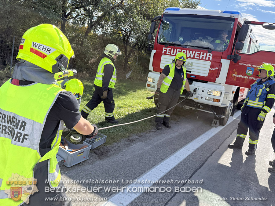 20261009_Bergung einer Arbeitsmaschine samt Anh�nger auf der A2 - Foto: Stefan Schneider BFKDO BADEN