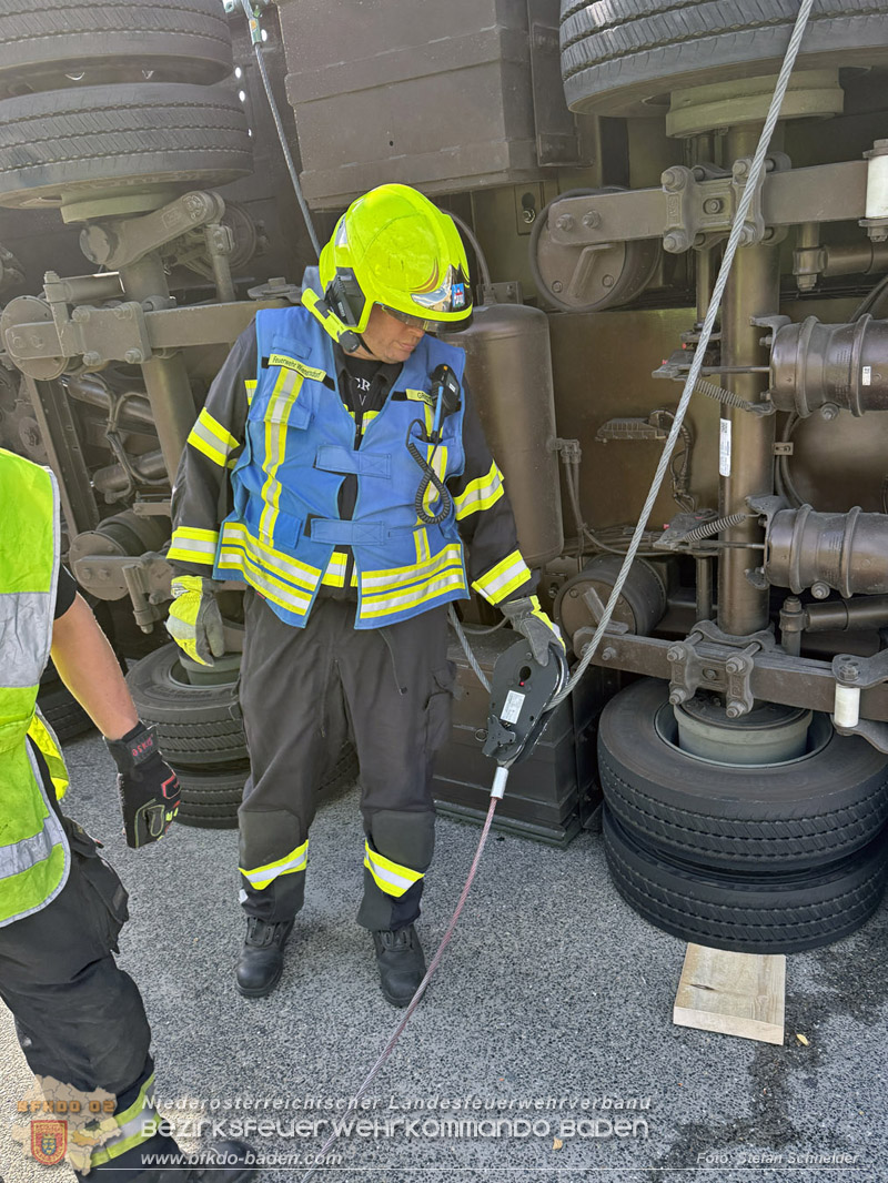 20261009_Bergung einer Arbeitsmaschine samt Anh�nger auf der A2 - Foto: Stefan Schneider BFKDO BADEN