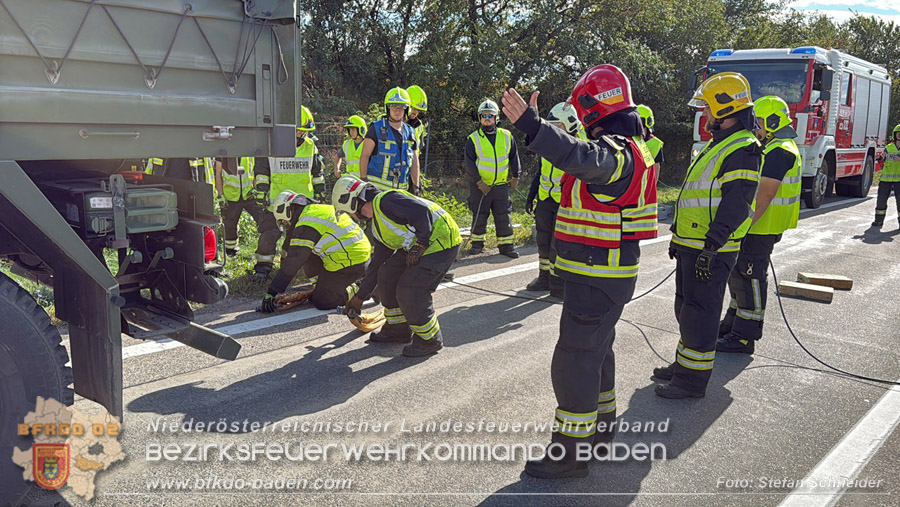 20261009_Bergung einer Arbeitsmaschine samt Anh�nger auf der A2 - Foto: Stefan Schneider BFKDO BADEN