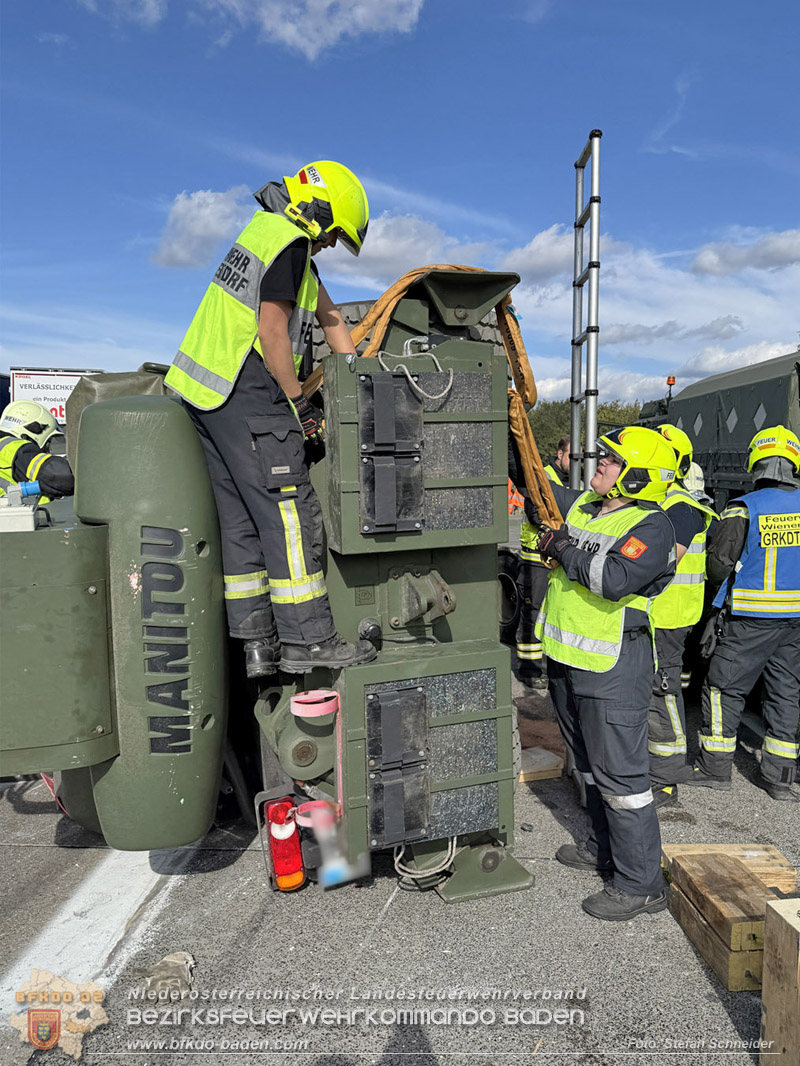 20261009_Bergung einer Arbeitsmaschine samt Anh�nger auf der A2 - Foto: Stefan Schneider BFKDO BADEN
